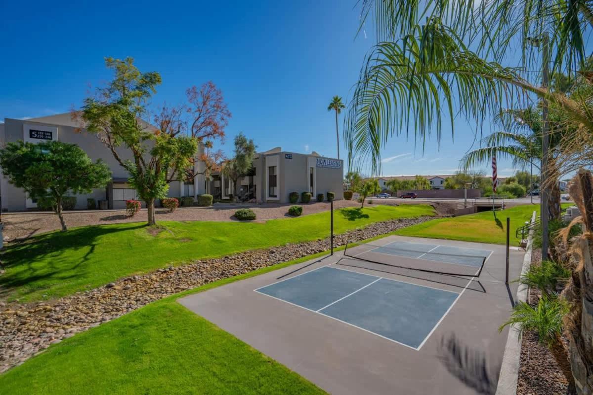 Stylish 2bd - Parking, Gym, Pool - Sleep 8 - 5 Min Casino