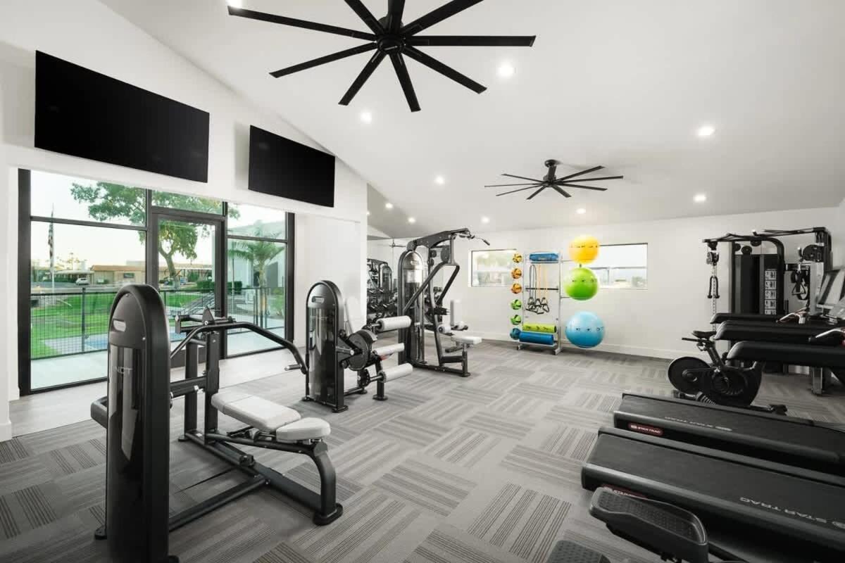 Apartment Stylish 2bd - Parking, Gym, Pool - Sleep 8 - 5 Min Casino *
