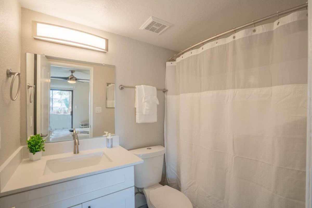 Stylish 2bd - Parking, Gym, Pool - Sleep 8 - 5 Min Casino Apartment