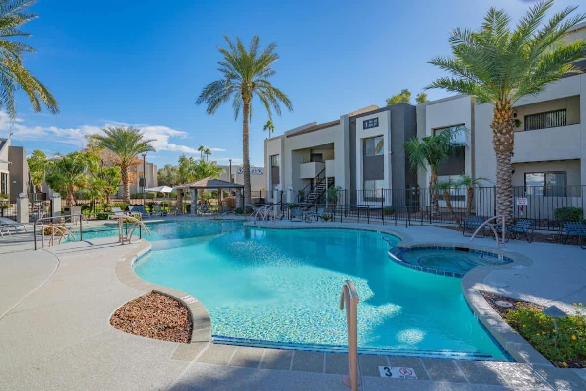 Apartment Stylish 2bd - Parking, Gym, Pool - Sleep 8 - 5 Min Casino *