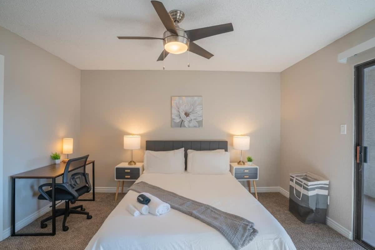 Stylish 2bd - Parking, Gym, Pool - Sleep 8 - 5 Min Casino Scottsdale