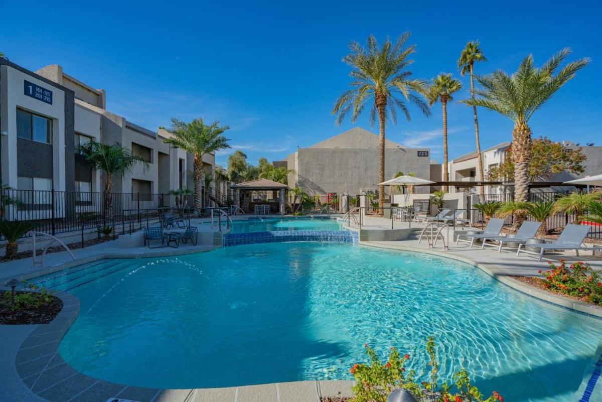 Apartment Stylish 2bd - Parking, Gym, Pool - Sleep 8 - 5 Min Casino