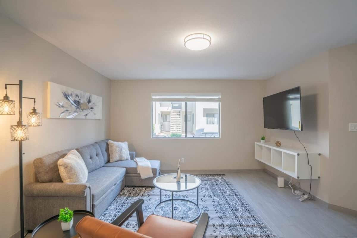 Stylish 2bd - Parking, Gym, Pool - Sleep 8 - 5 Min Casino Apartment *